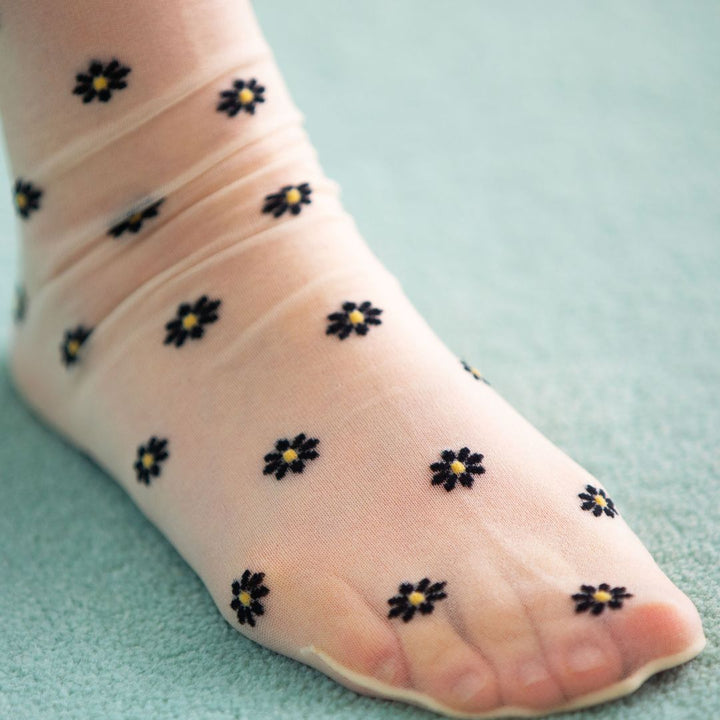 011141018 Sheer Daisy Pattern Crew Socks